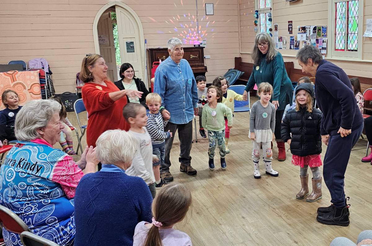 Playing the gorilla game in the intergenerational play session
