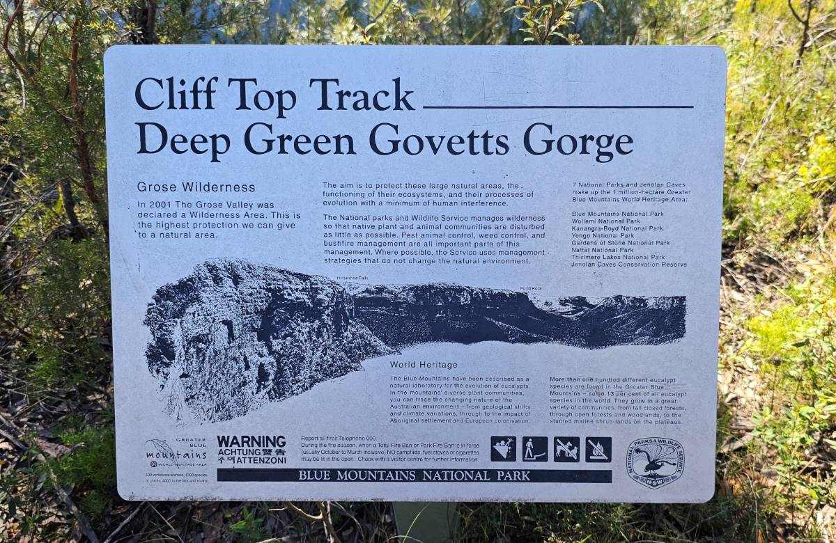 Signage along the Evans Lookout to Govetts Leap track.